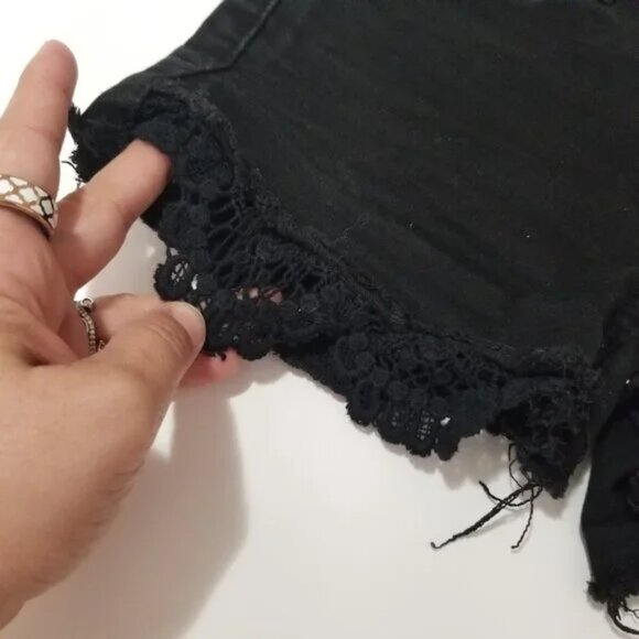 🔴 So Embroidered detail Black denim shorts size 8 (F22) - Picture 2 of 9